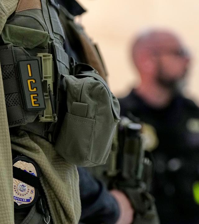 Bundesbeamte der Einwanderungsbehörde sind am Newark Liberty International Airport im Einsatz