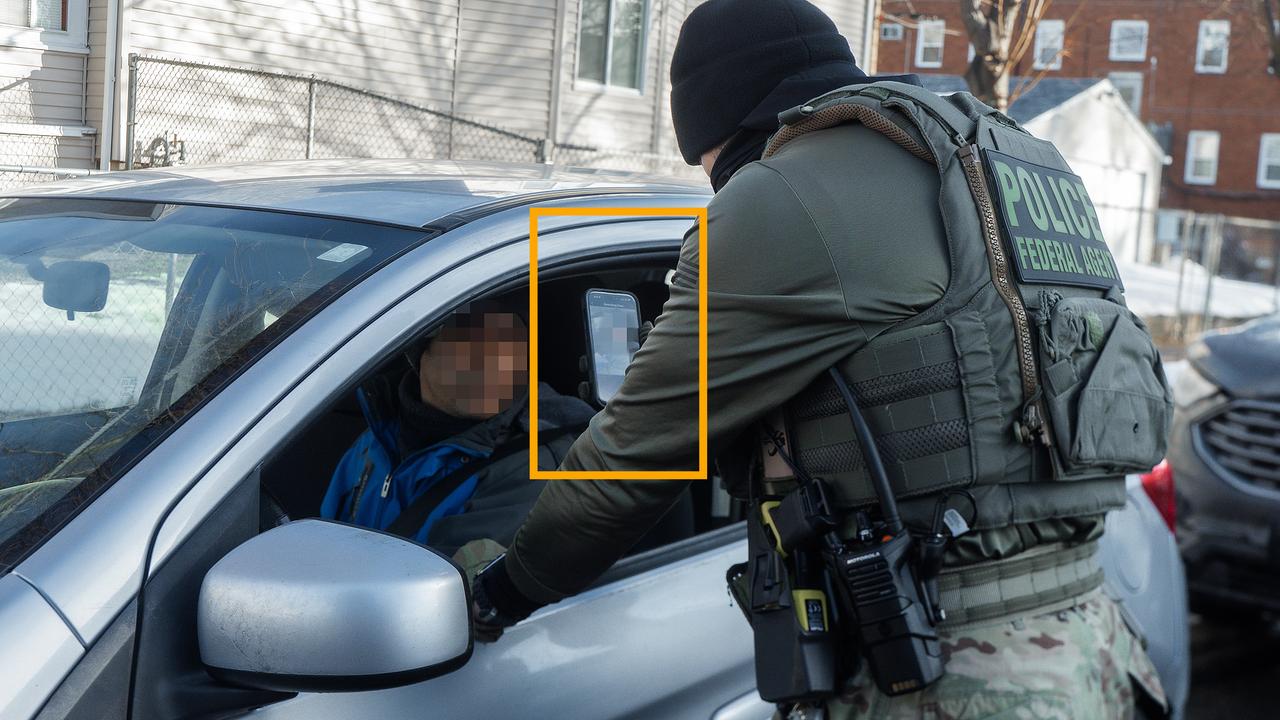 Ein Beamter der US-Einwanderungsbehörde nutzt eine Gesichtserkennungs-App, bevor er einen Mann in Minneapolis, Minnesota, USA, am 13.01.2026 festnimmt