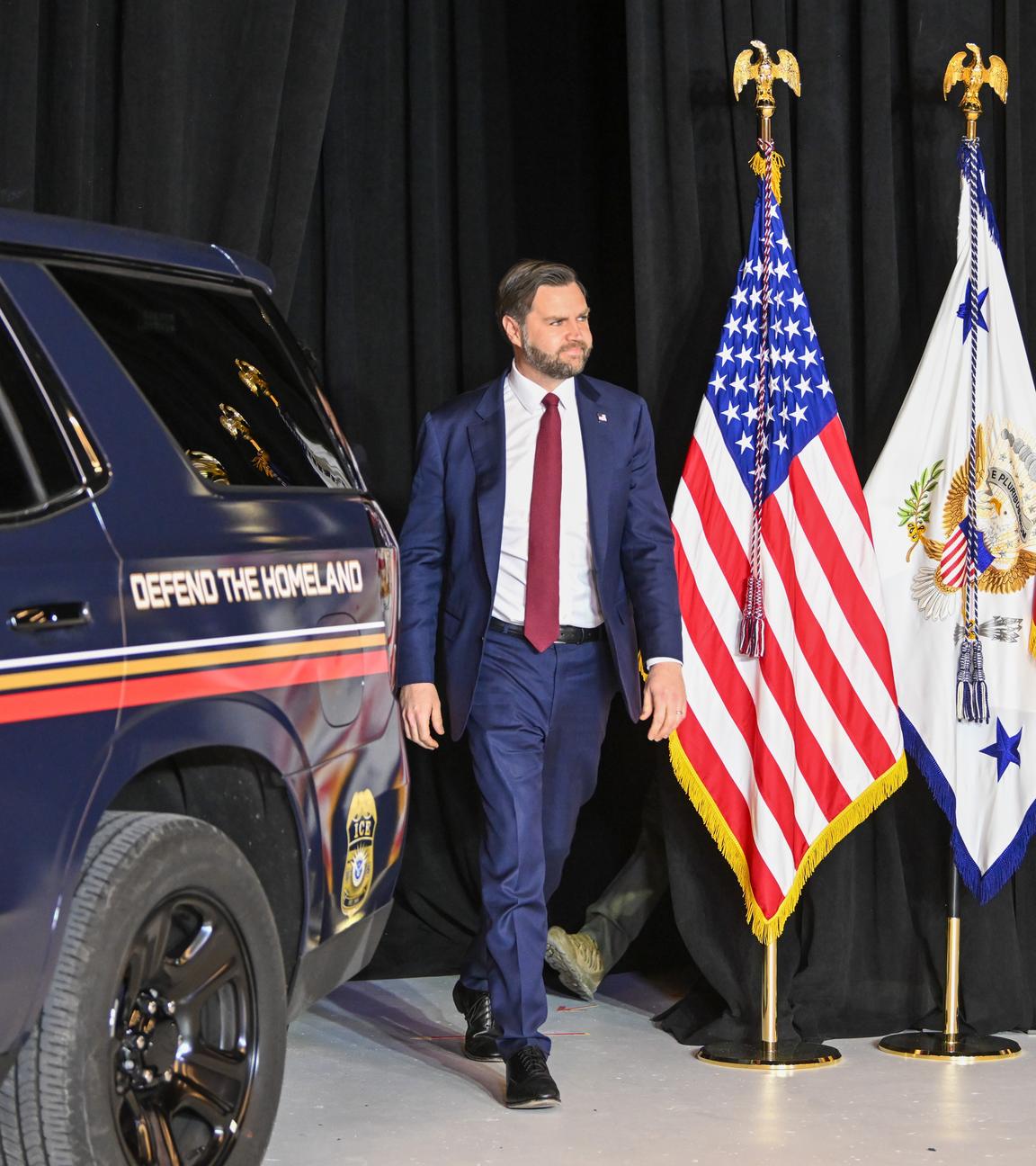 US-Vizepräsident JD Vance trifft am 22. Januar 2026 nach einem Runden Tisch mit lokalen Führungskräften und Bürgern in Minneapolis, Minnesota, USA, zu einer Pressekonferenz ein. 