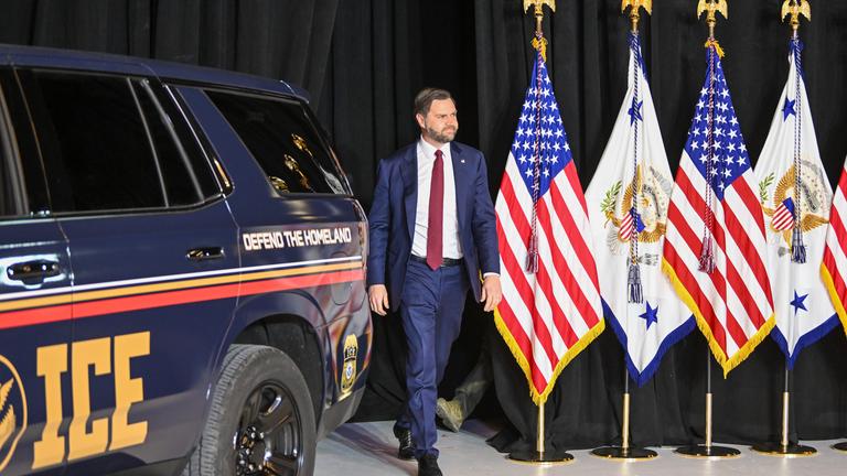 US-Vizepräsident JD Vance trifft am 22. Januar 2026 nach einem Runden Tisch mit lokalen Führungskräften und Bürgern in Minneapolis, Minnesota, USA, zu einer Pressekonferenz ein. 