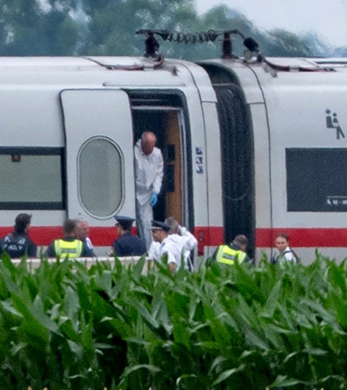 Die Polizei und Spurensicherung ermitteln in einem ICE, in dem ein Mann in Niederbayern mehrere Passagiere angegriffen hat