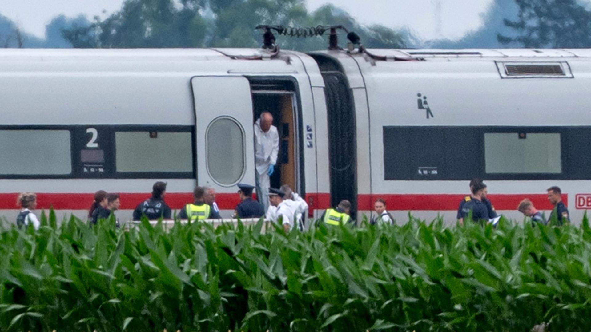 Die Polizei und Spurensicherung ermitteln in einem ICE, in dem ein Mann in Niederbayern mehrere Passagiere angegriffen hat