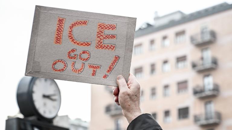 Aufgrund der aufkommenden Präsenz der ICE-Beamten bei den Olympischen Winterspielen in Mailand protestieren Menschen vor Ort gegen die ICE-Beamten 