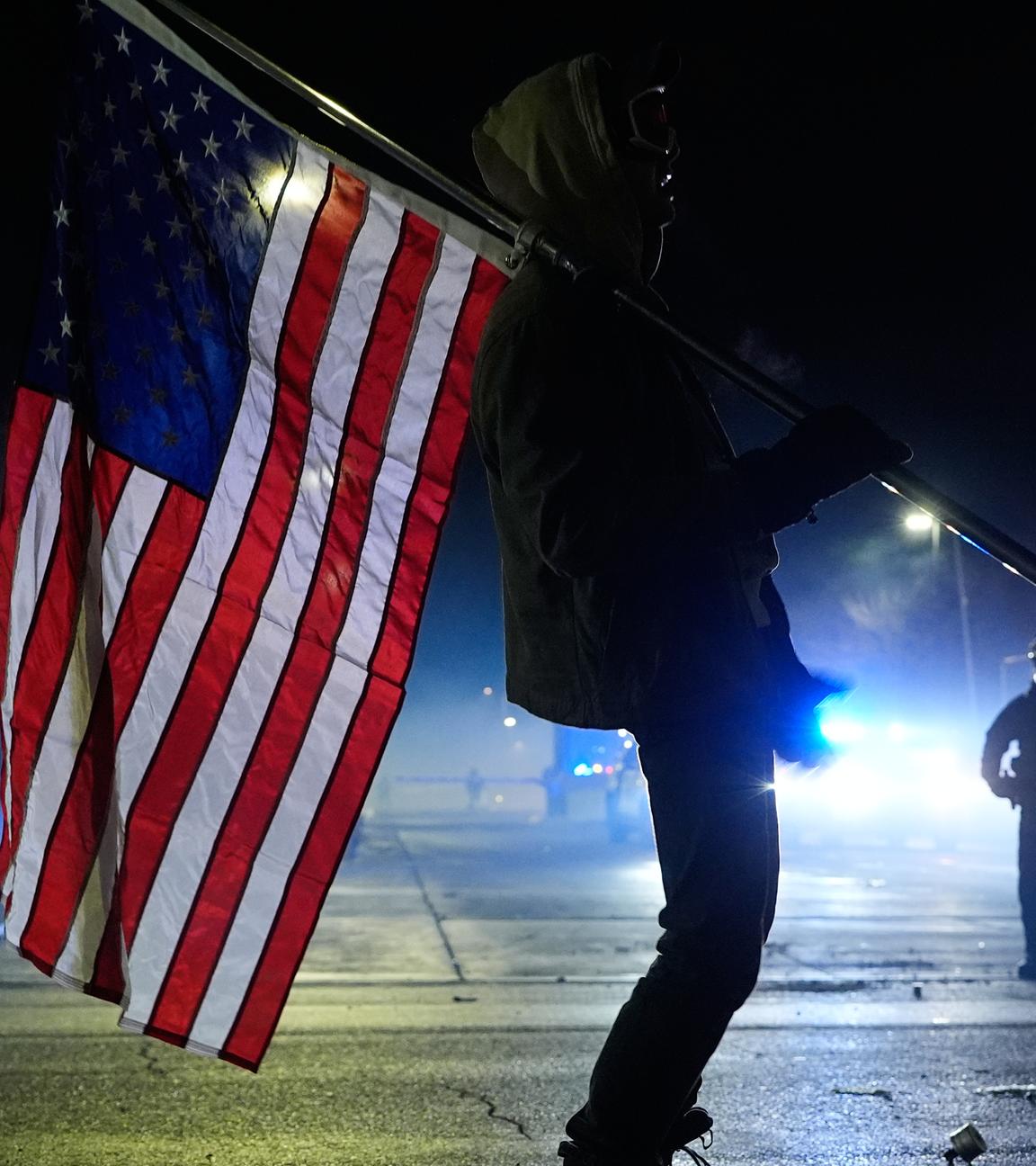 Ein Demonstrant in Minnesota hält eine US-Flagge über seiner Schulter