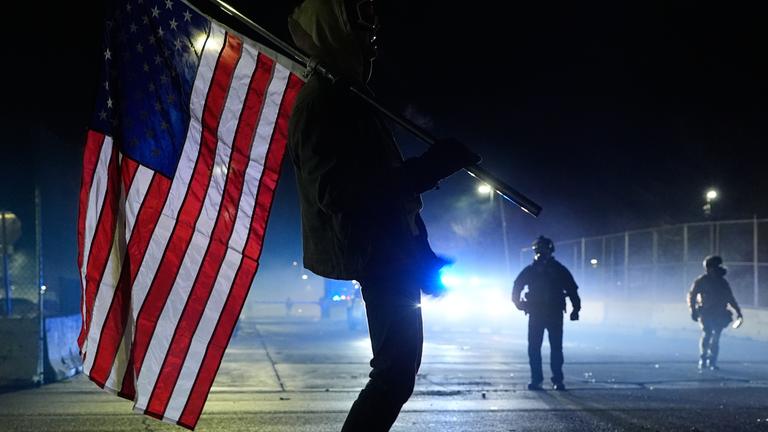 Ein Demonstrant in Minnesota hält eine US-Flagge über seiner Schulter