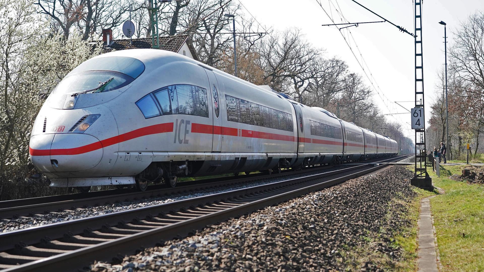 Die Bahn will 41 vielbefahrene Strecken grundsanieren. Den Start machte im Juli die Riedbahn, ab dem 15. Dezember soll sie wieder befahrbar sein. (Archivfoto)