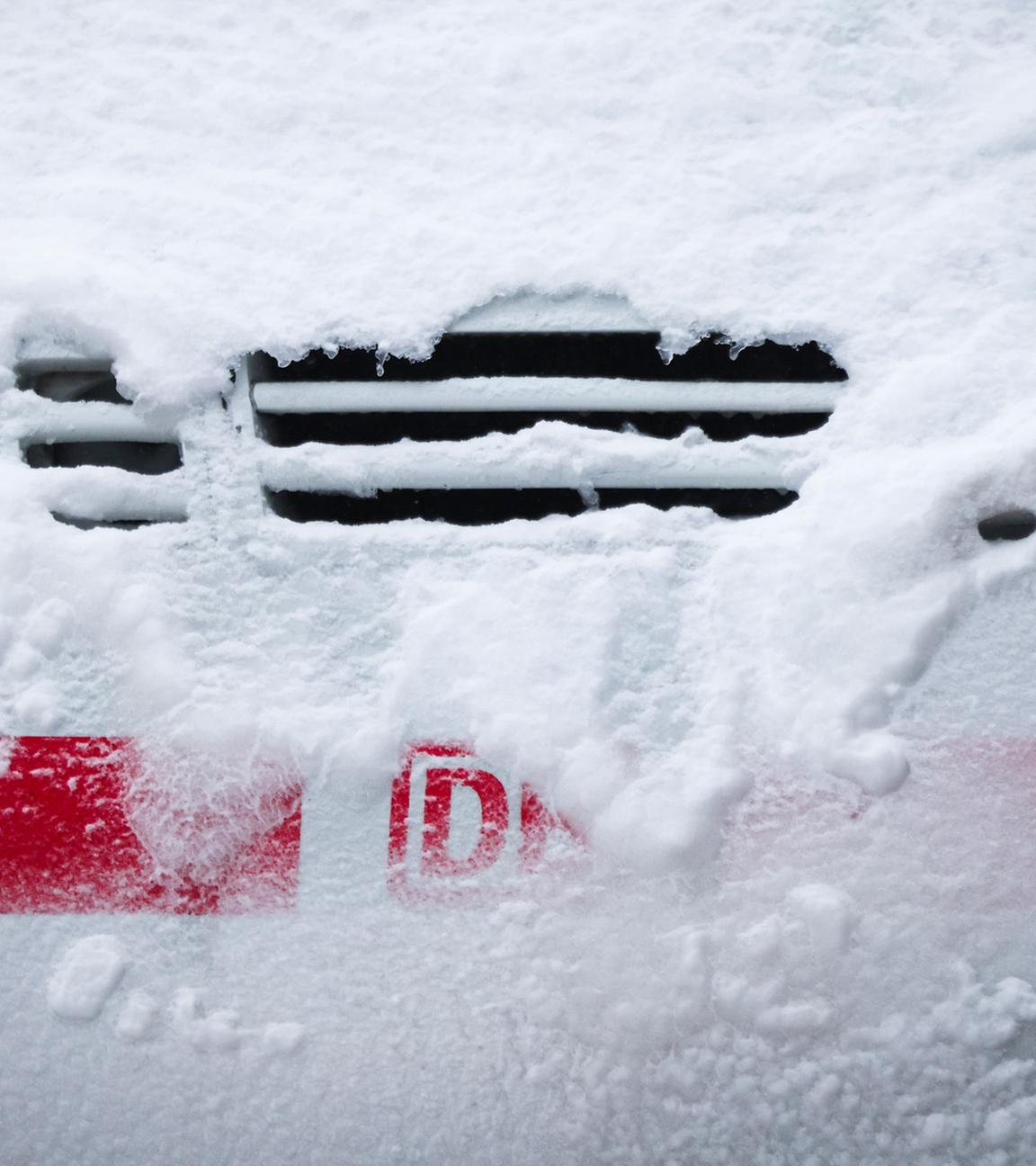 Ein vereister Triebkopf eines abgestellten ICE ist an einem Bahnsteig am 09.01.2026 auf dem Hauptbahnhof Hamburg zu sehen.