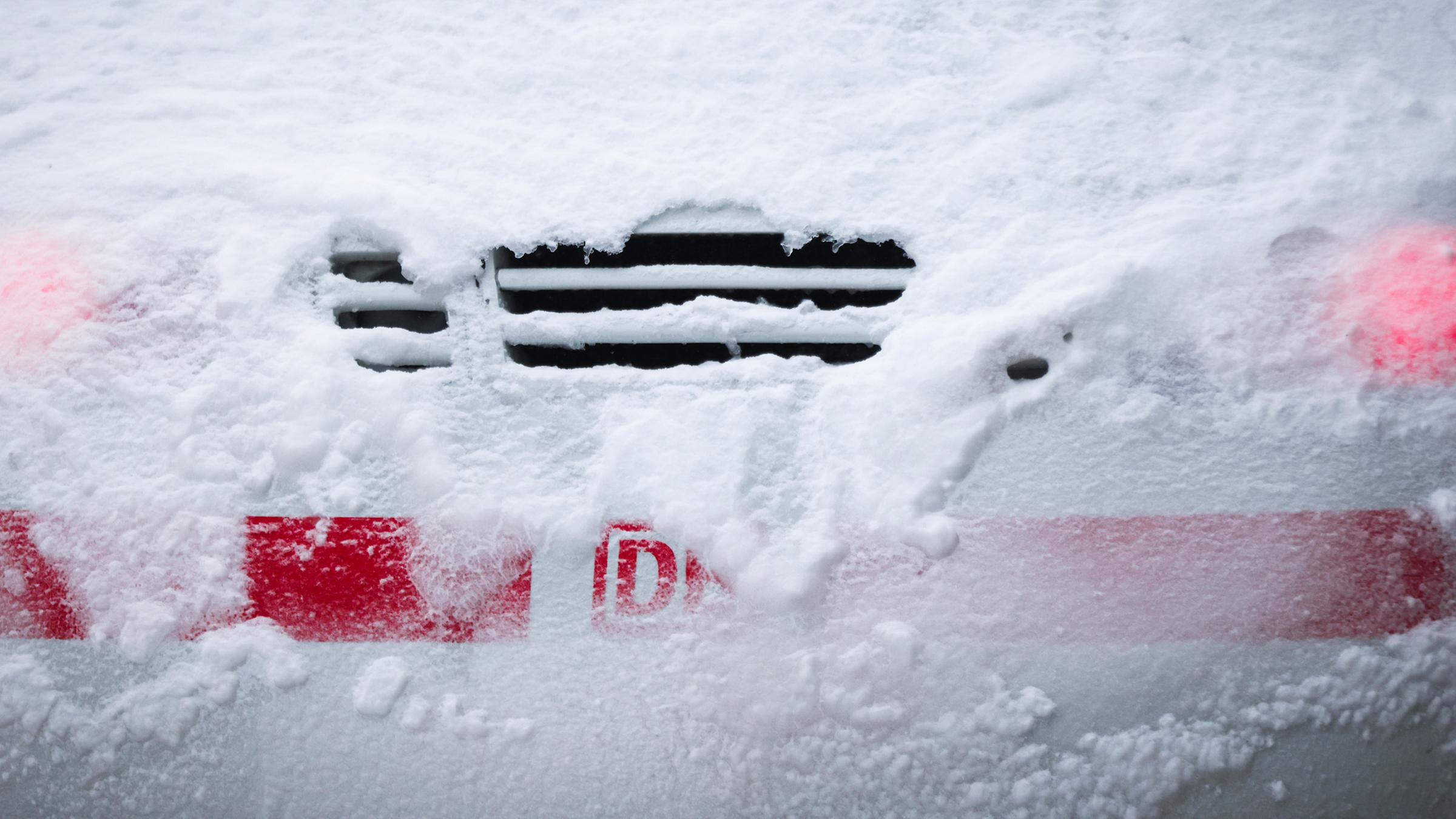 Ein vereister Triebkopf eines abgestellten ICE ist an einem Bahnsteig am 09.01.2026 auf dem Hauptbahnhof Hamburg zu sehen.