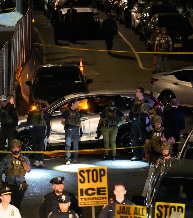 FBI-Agenten versammeln sich an dem Ort, wo ein Beamter der US-Einwanderungsbehörde ICE bei einem Einsatz auf einen Mann geschossen hatte