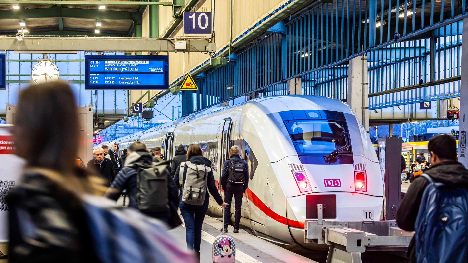 Fahhrgäste steigen in einen ICE am Stuttgarter Hauptbahnhof ein