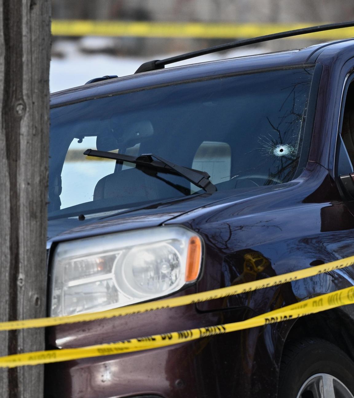 Ein Einschussloch ist in der Windschutzscheibe zu sehen