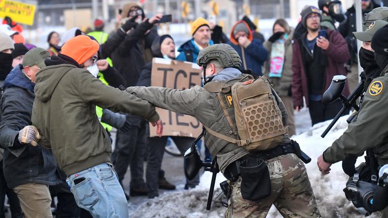 Asueinandersetzung zwischen Militär und Protestern.