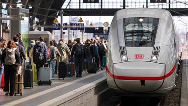 Ein ICE der Deutschen Bahn fährt an einem vollen Bahnsteig im Hauptbahnhof Leipzig ein. (Archiv)