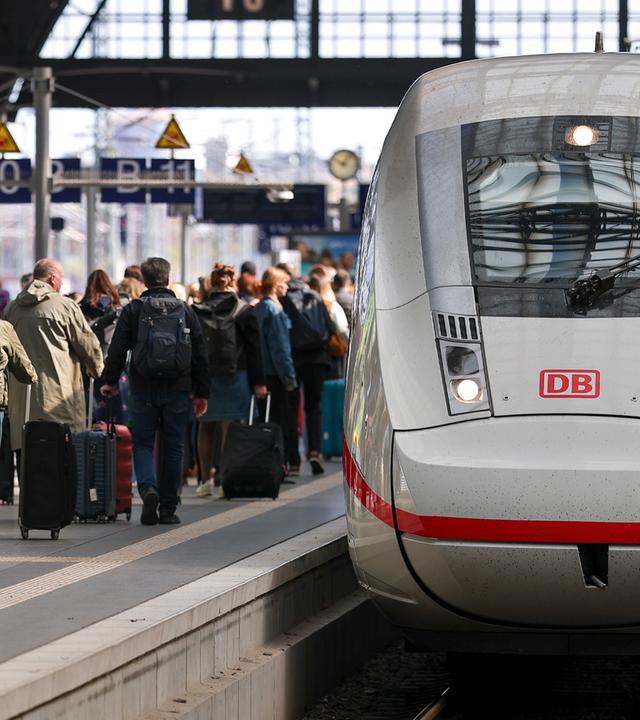Ein ICE der Deutschen Bahn fährt an einem vollen Bahnsteig im Hauptbahnhof Leipzig ein. (Archiv)