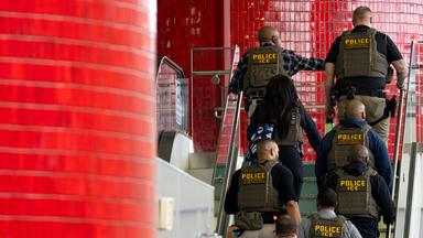Beamte der ICE und der ERO gehen am 30.03.2026, durch den Baltimore Washington International Thurgood Marshall Airport in Baltimore, Maryland.