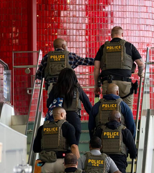 Beamte der ICE und der ERO gehen am 30.03.2026, durch den Baltimore Washington International Thurgood Marshall Airport in Baltimore, Maryland.