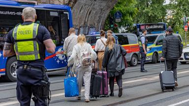 09.06.2025, Nordrhein-Westfalen, Köln-Mülheim: Fahrgäste eines liegengebliebenen ICE gehen nach teilweise über fünfstündiger Wartezeit im Zug an einer Eisenbahnunterführung am Bergischen Ring zu einem Bus. 