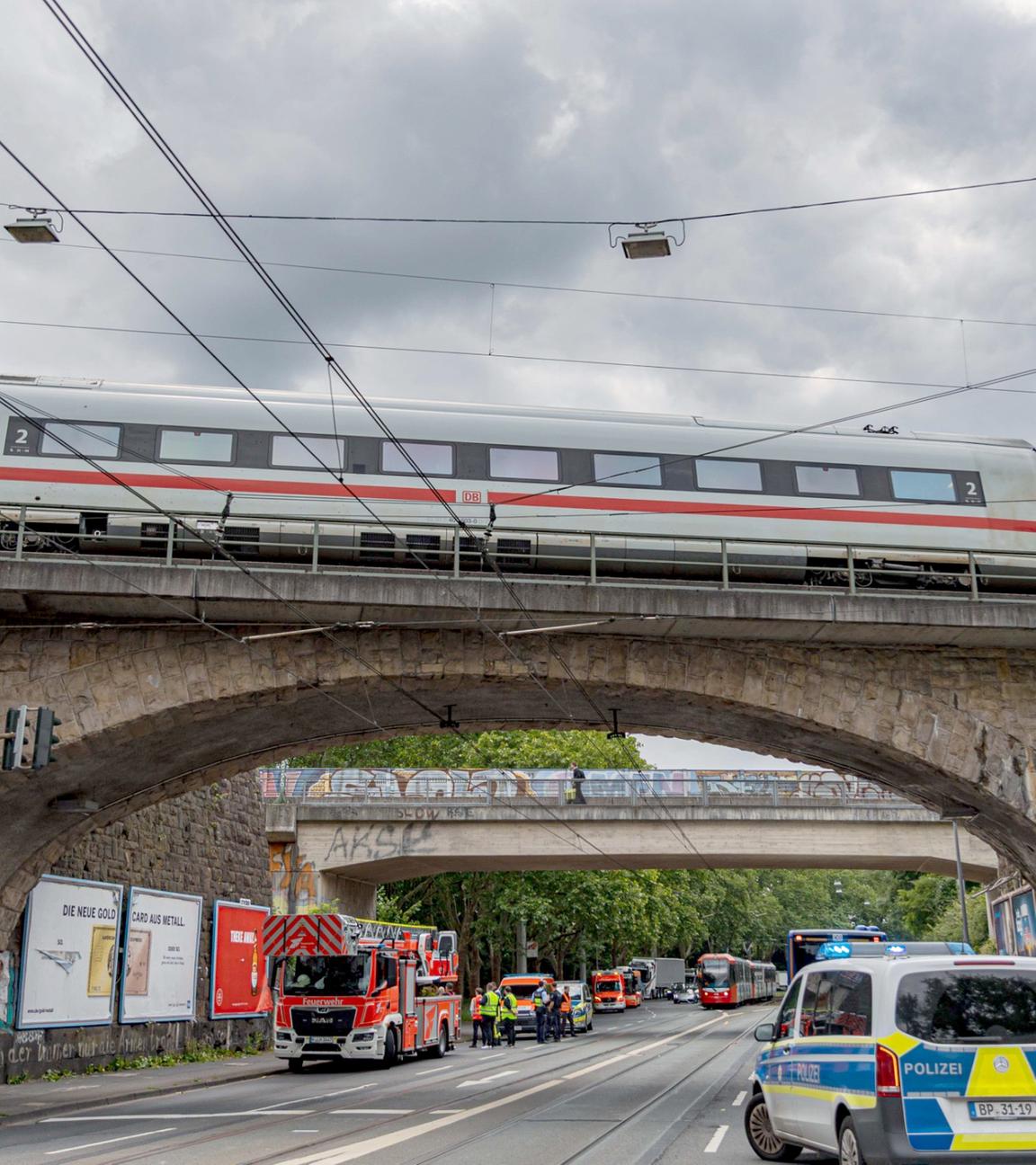 09.06.2025, Nordrhein-Westfalen, Köln-Mülheim: Fahrgäste eines liegengebliebenen ICE gehen nach teilweise über fünfstündiger Wartezeit im Zug an einer Eisenbahnunterführung am Bergischen Ring zu einem Bus. 