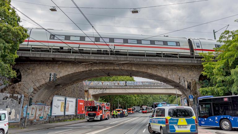 09.06.2025, Nordrhein-Westfalen, Köln-Mülheim: Fahrgäste eines liegengebliebenen ICE gehen nach teilweise über fünfstündiger Wartezeit im Zug an einer Eisenbahnunterführung am Bergischen Ring zu einem Bus. 