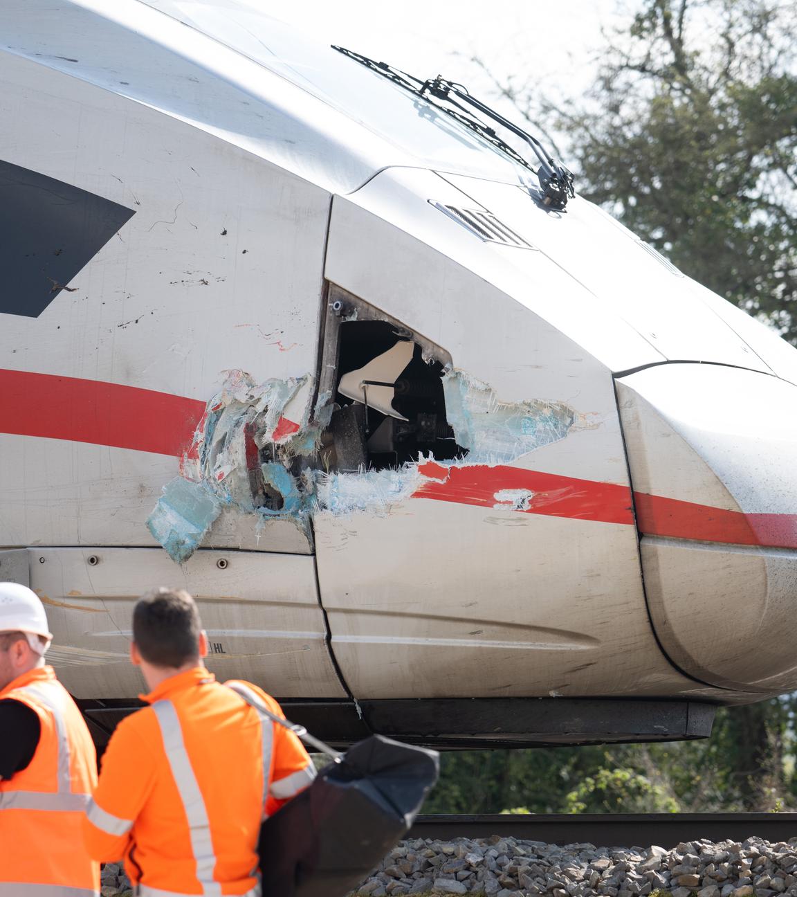 Nach der Kollision mit einem Bagger steht ein ICE der Bahn bei Gelnhausen auf offener Strecke.