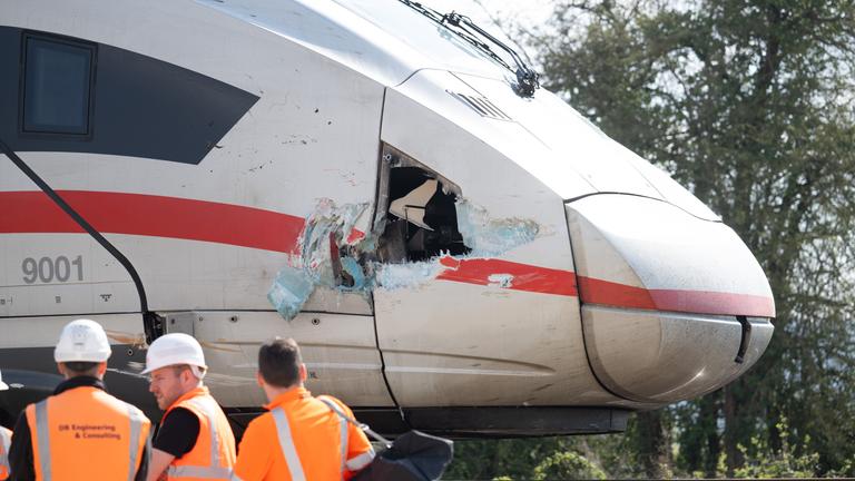 Nach der Kollision mit einem Bagger steht ein ICE der Bahn bei Gelnhausen auf offener Strecke.