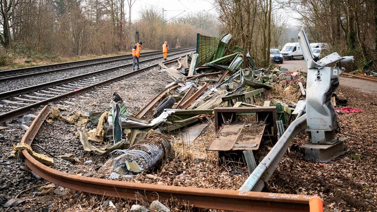 Zwei Männer untersuchen nach einem Zugunglück die Unfallstelle, aufgenommen am 12.02.2025 in Hamburg