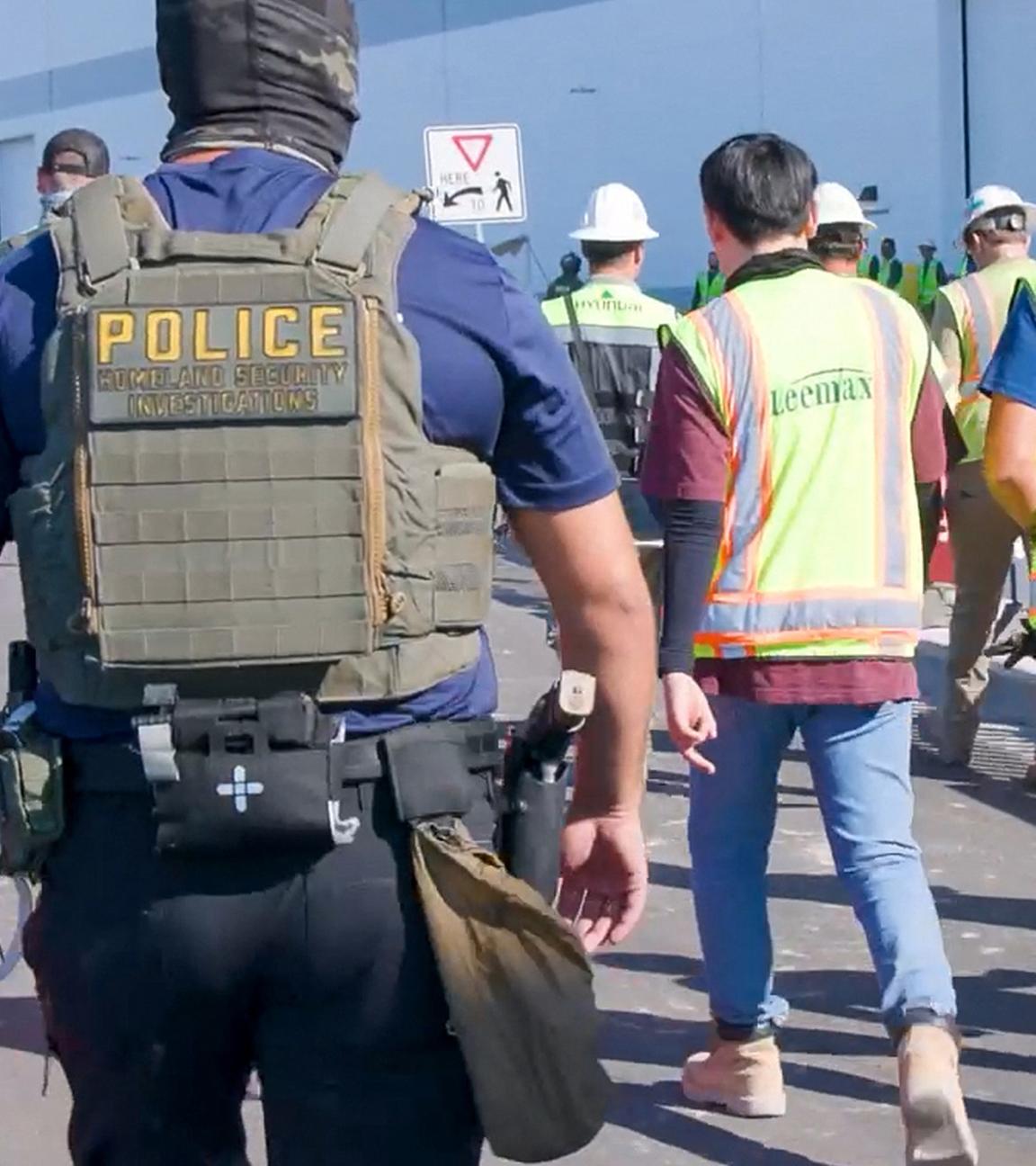Dieses von der US-Einwanderungs- und Zollbehörde (ICE) am 5. September 2025 veröffentlichte Handout-Foto zeigt angeblich einen Beamten der Homeland Security Investigations während der Vollstreckung eines bundesweiten Durchsuchungsbefehls in einem Unternehmen in Ellabell, Georgia, am 4. September 2025.