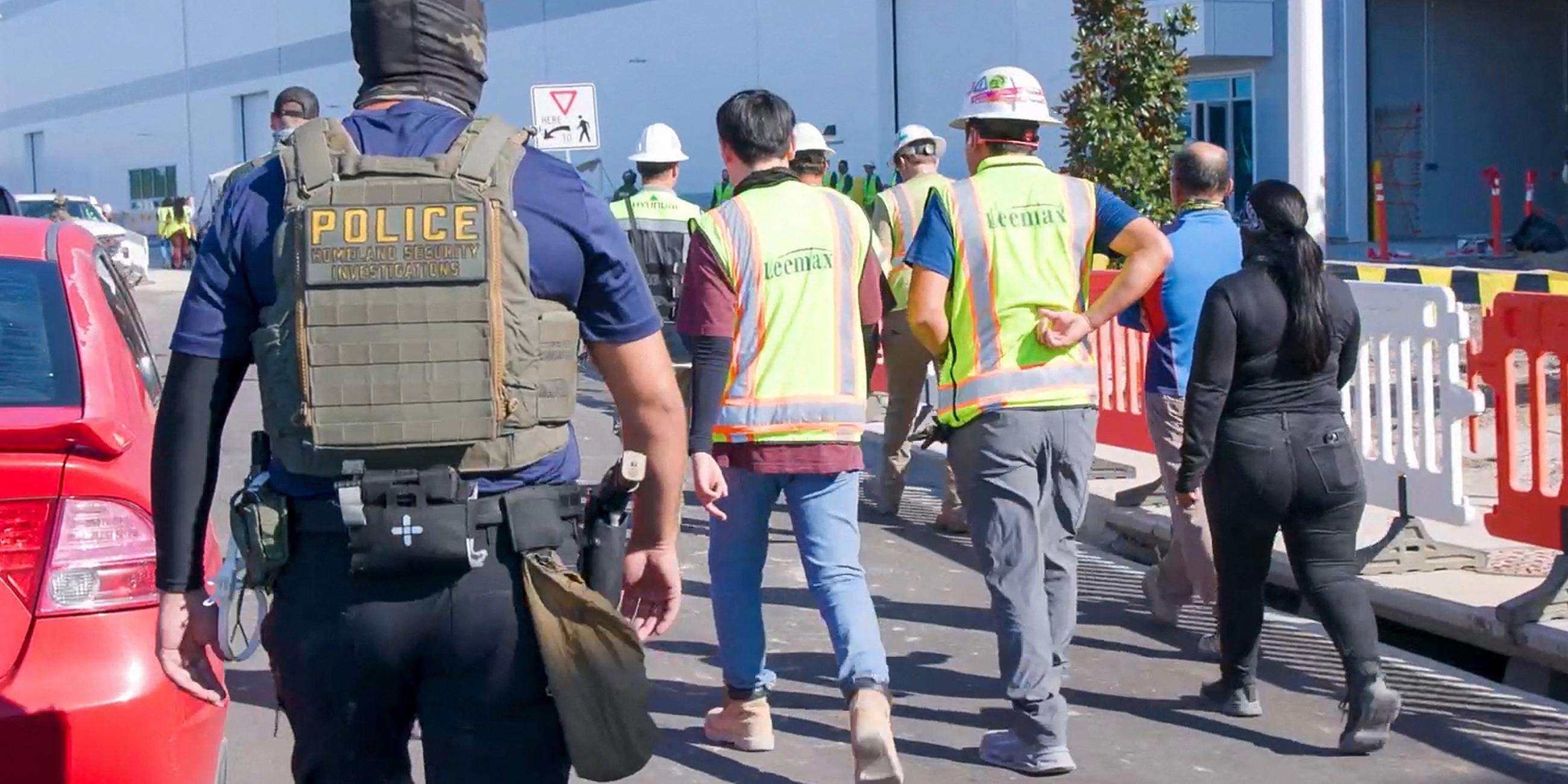 Dieses von der US-Einwanderungs- und Zollbehörde (ICE) am 5. September 2025 veröffentlichte Handout-Foto zeigt angeblich einen Beamten der Homeland Security Investigations während der Vollstreckung eines bundesweiten Durchsuchungsbefehls in einem Unternehmen in Ellabell, Georgia, am 4. September 2025.
