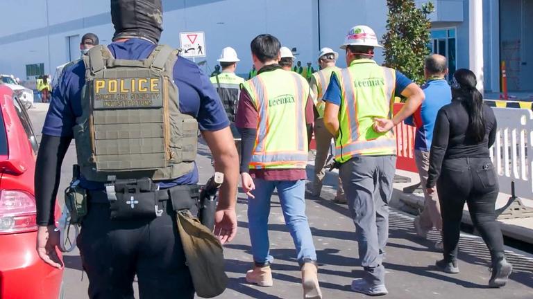 Dieses von der US-Einwanderungs- und Zollbehörde (ICE) am 5. September 2025 veröffentlichte Handout-Foto zeigt angeblich einen Beamten der Homeland Security Investigations während der Vollstreckung eines bundesweiten Durchsuchungsbefehls in einem Unternehmen in Ellabell, Georgia, am 4. September 2025.