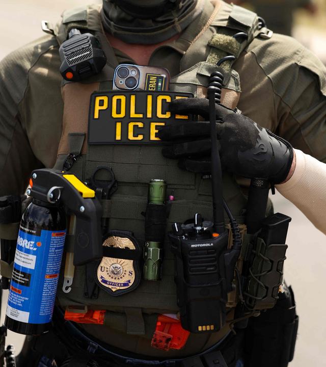 Ein Beamter der Einwanderungs- und Zollbehörde (ICE) hält Wache.