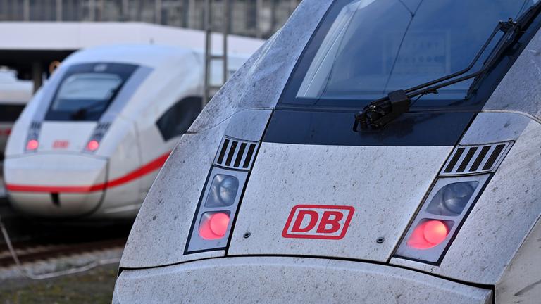 Der Vorderteil eines ICE 4 der Deutschen Bahn, im Hintergrund ein weitere ICE.