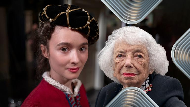 Schauspielerin Julia Anna Grob in ihrer Rolle als junge Margot Friedländer neben der realen Person Margot Friedländer.