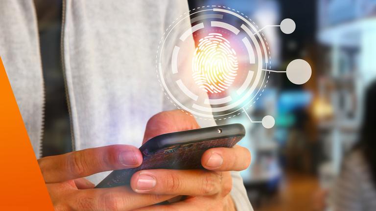 Person verifiziert Identität mit Fingerabdruckscan auf Handy 