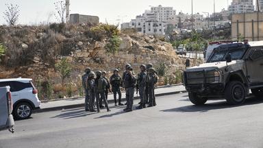 Israelische Soldaten versammeln sich am Ort eines Schussangriffs, den palästinensische Bewaffnete an einer Kreuzung in der Nähe von Hebron im besetzten Westjordanland verübt haben.