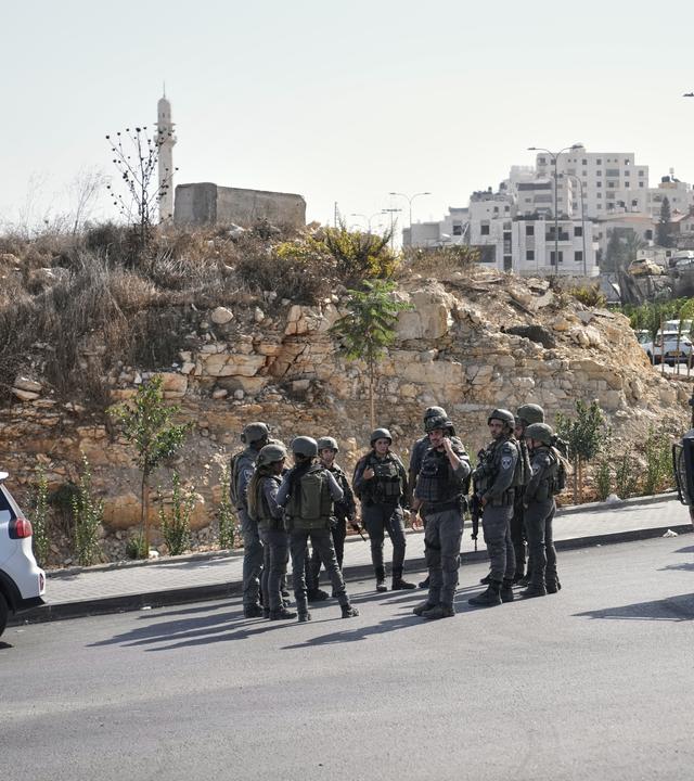 Israelische Soldaten versammeln sich am Ort eines Schussangriffs, den palästinensische Bewaffnete an einer Kreuzung in der Nähe von Hebron im besetzten Westjordanland verübt haben.