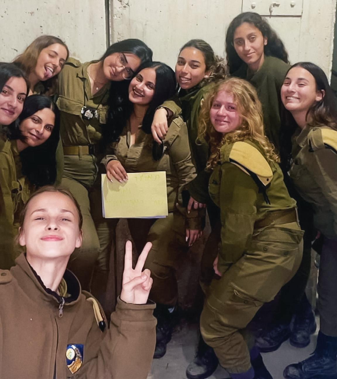 Eine Gruppe von Soldatinnen in Israel