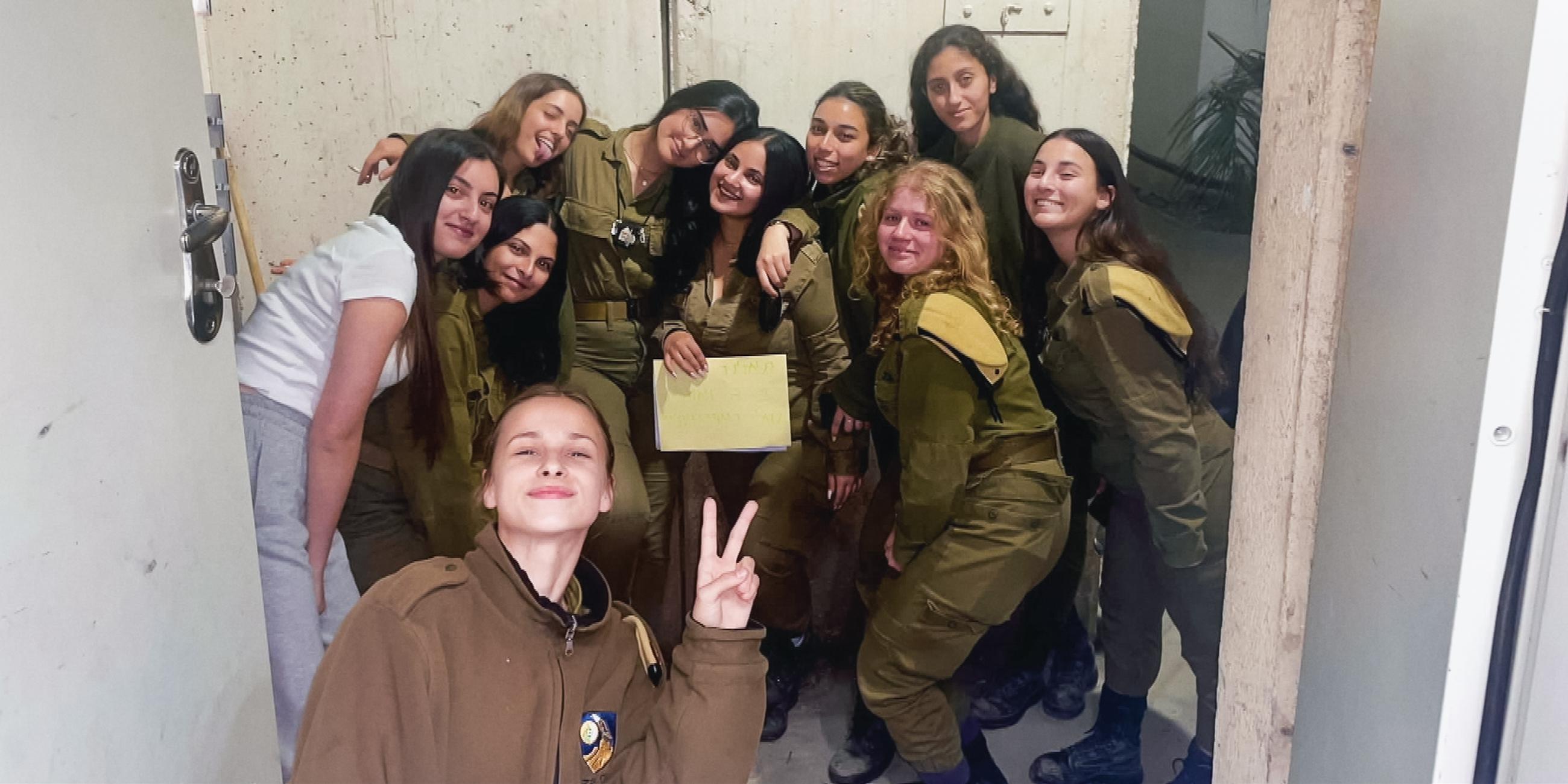 Eine Gruppe von Soldatinnen in Israel
