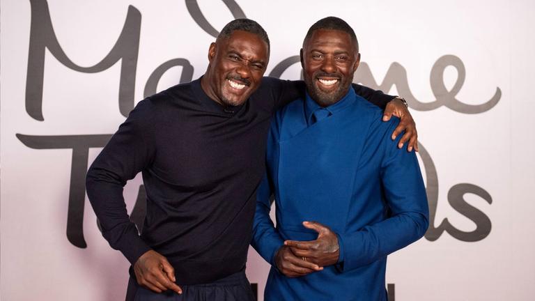 Idris Elba posiert neben seiner Wachsfigur