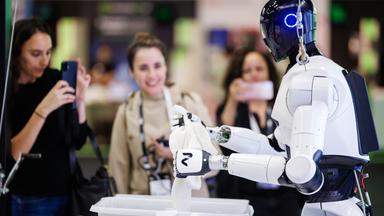 Archiv: Roboter sortiert Wäsche bei IFA Eröffnung in Berlin