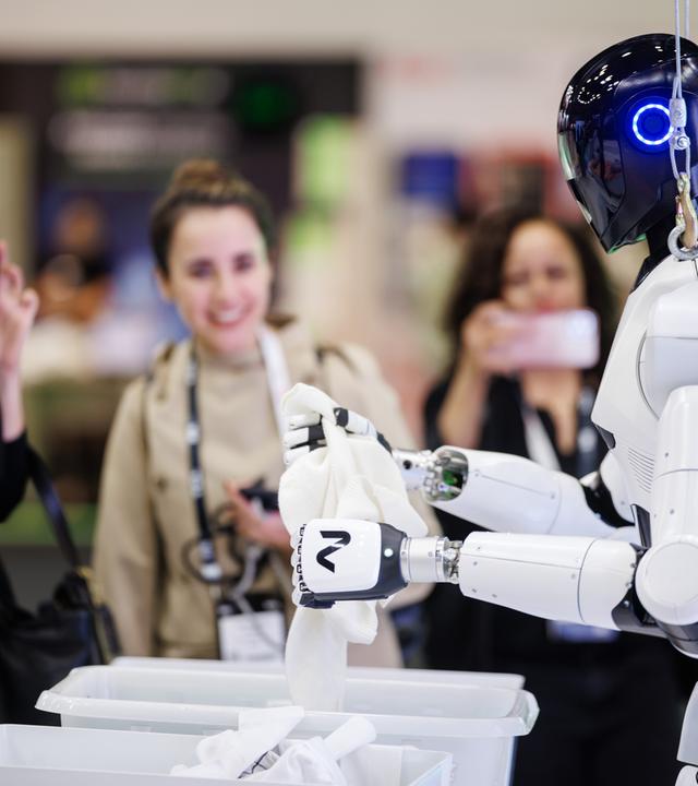 Archiv: Roboter sortiert Wäsche bei IFA Eröffnung in Berlin