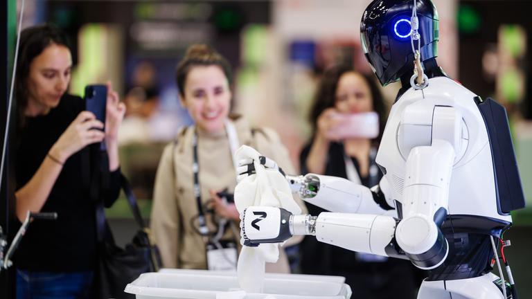 Archiv: Roboter sortiert Wäsche bei IFA Eröffnung in Berlin