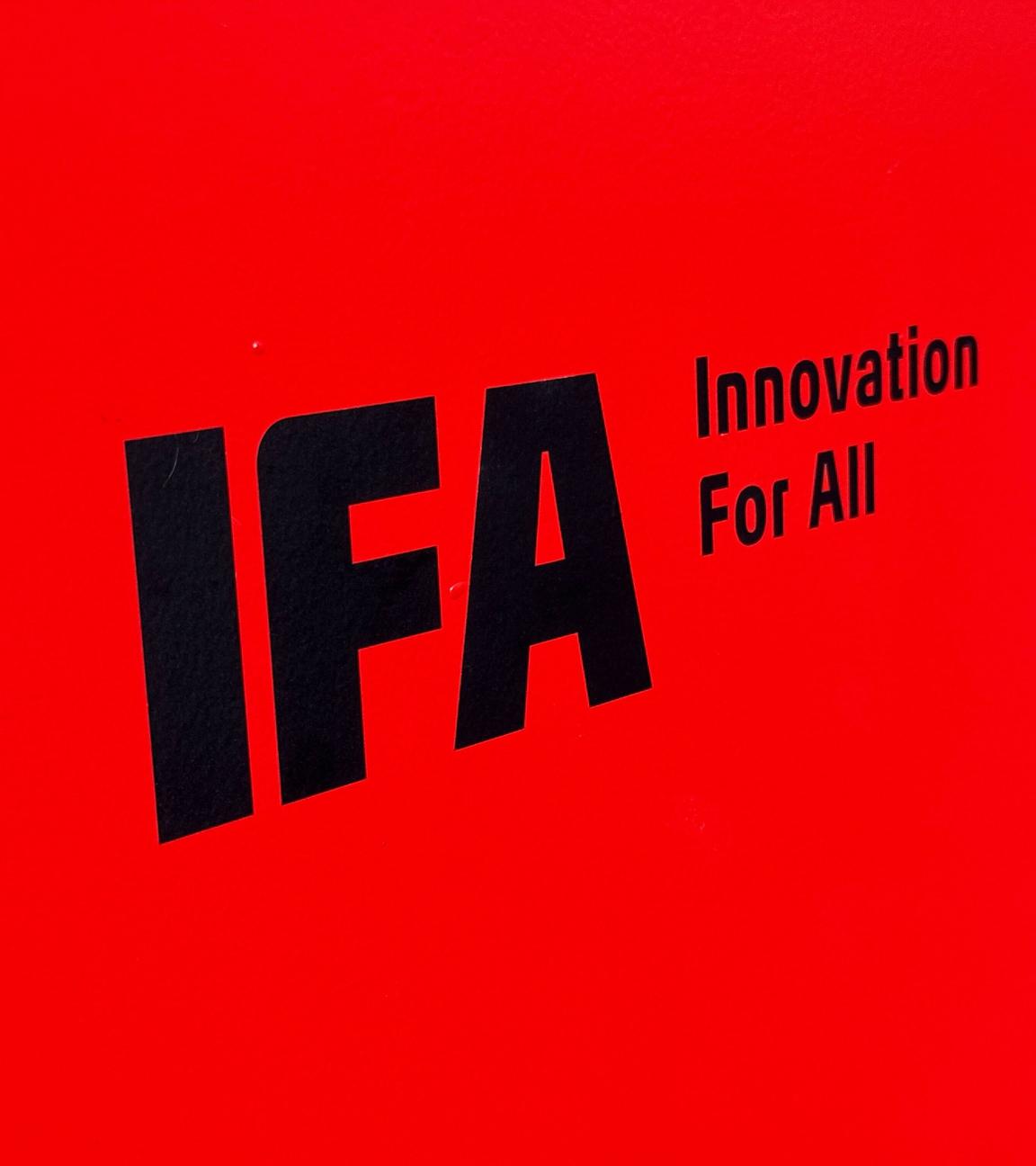 Das Logo der Tech-Messe IFA auf der Auftakt-Pressekonferenz