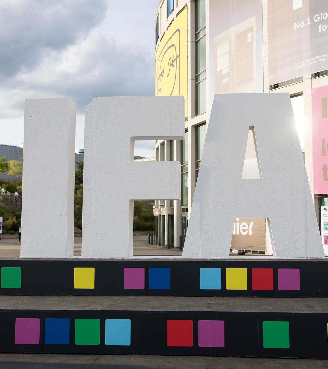Das Logo der IFA steht vor dem Suedeingang der Messe Berlin bei der IFA Funkausstellung auf dem Messegelaende.
