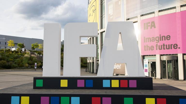 Das Logo der IFA steht vor dem Suedeingang der Messe Berlin bei der IFA Funkausstellung auf dem Messegelaende.
