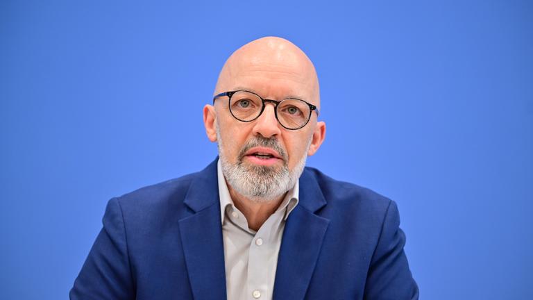 Timo Wollmershäuser, Leiter der Konjunkturforschung am ifo Institut für Wirtschaftsforschung, stellt die Wirtschaftsprognose für das Frühjahr 2026 vor.