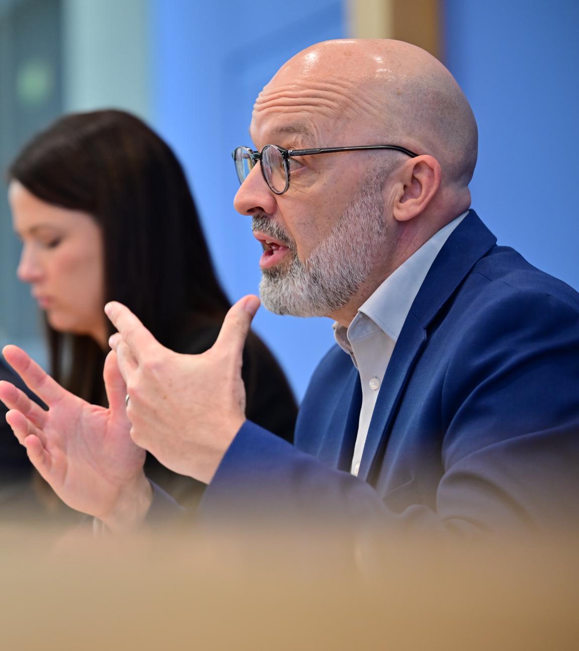  Timo Wollmershäuser, Leiter der Konjunkturforschung am ifo Institut für Wirtschaftsforschung, stellt die korrigierte Prognose für das Frühjahr 2026 vor.