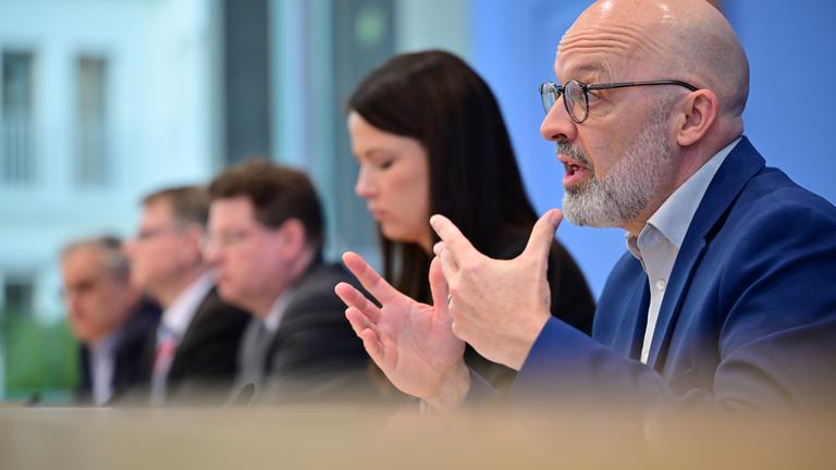  Timo Wollmershäuser, Leiter der Konjunkturforschung am ifo Institut für Wirtschaftsforschung, stellt die korrigierte Prognose für das Frühjahr 2026 vor.