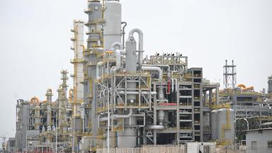China, Zhanjiang: Die Anlagen des integrierten Standorts der BASF in der südchinesischen Provinz Guangdong. Der deutsche Chemieriese BASF hat am Donnerstag (26.03.2026) seinen riesigen Produktionskomplex in Betrieb genommen und damit das größte Einzelinvestitionsprojekt im Besitz eines deutschen Unternehmens in China abgeschlossen.