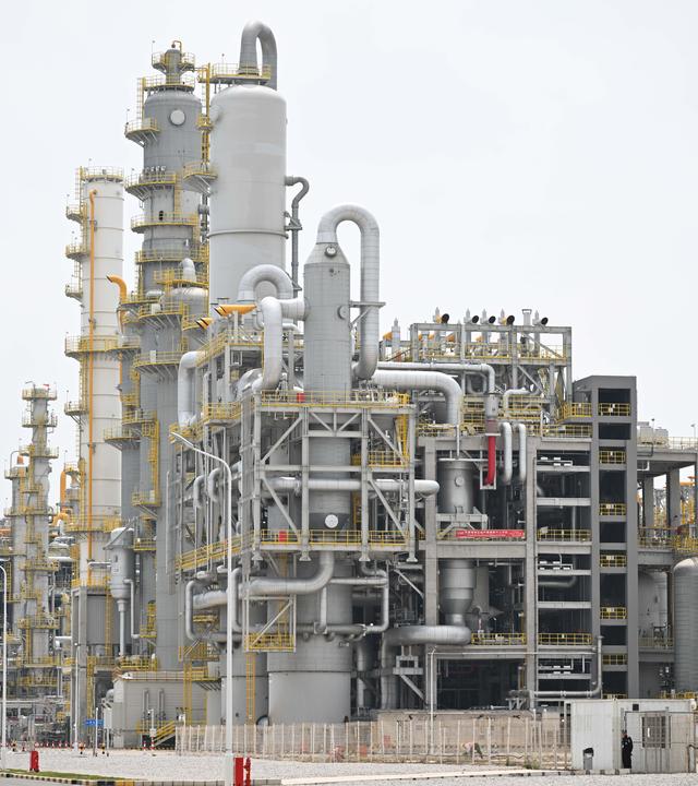 China, Zhanjiang: Die Anlagen des integrierten Standorts der BASF in der südchinesischen Provinz Guangdong. Der deutsche Chemieriese BASF hat am Donnerstag (26.03.2026) seinen riesigen Produktionskomplex in Betrieb genommen und damit das größte Einzelinvestitionsprojekt im Besitz eines deutschen Unternehmens in China abgeschlossen.