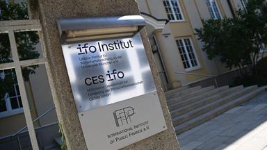 Schild vor dem ifo Institut in München.